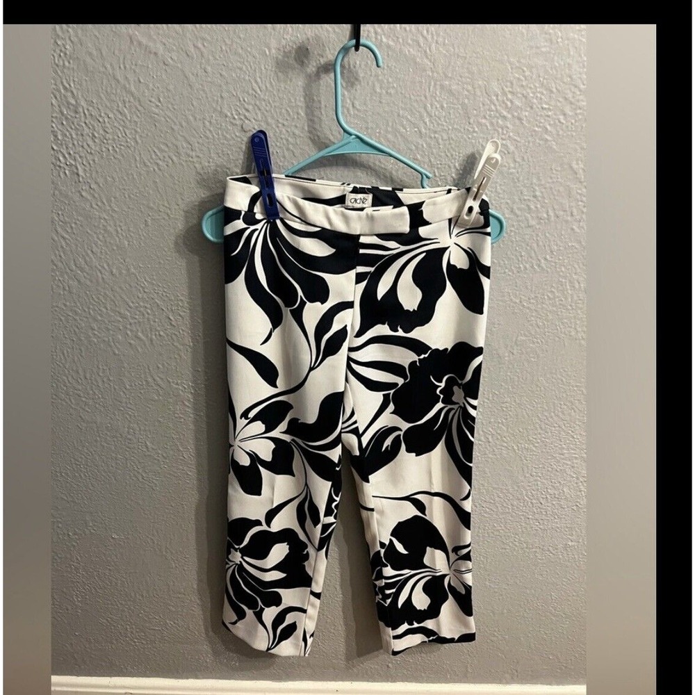 Women's black white floral cache size 2 capris Pants‎